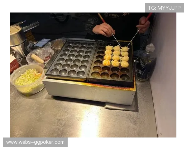 赛场周边特色美食摊位受欢迎，选手补充能量